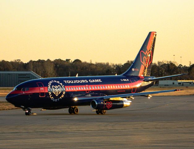 Boeing 737-700 (C-GNLW)