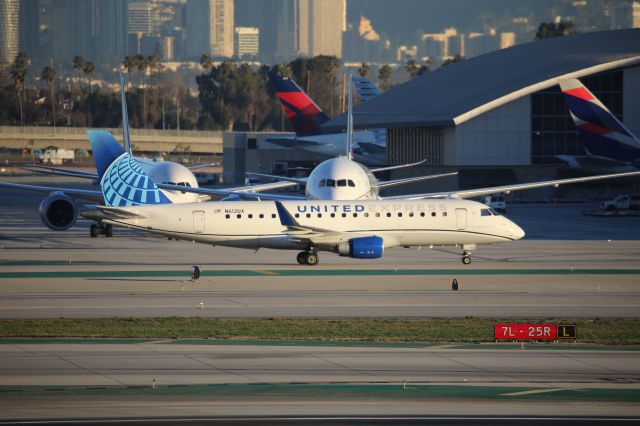 EMBRAER 175 (long wing) (N612UX)