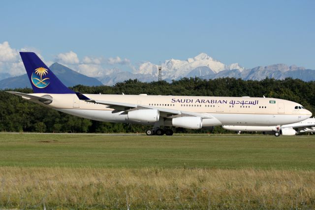 Airbus A340-200 (HZ-HMS2)