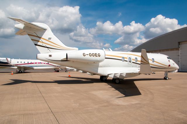 Canadair Challenger 350 (G-OOEG)
