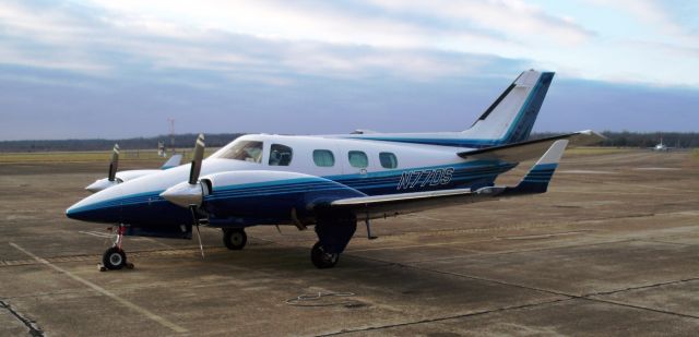 BOISAVIA Mercurey (N77DS) - Early morning photo at THA, with C550 N750TB taxiing in behind.