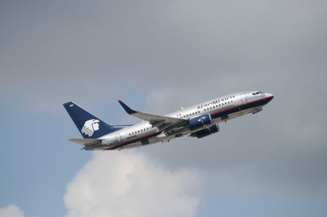 Boeing 737-800 (N855AM) - Takingoff from Miami Int. to Ciudad De Mexico