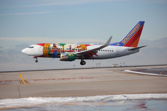 Boeing 737-700 (N945WN) - Landing on 17L.