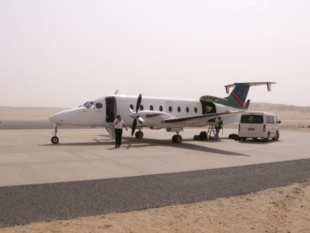 V5-OKN — - Einer der guten alten, mittlerweile leider ausgemusterten Propellervögel der Air Namibia, eine Beech 1900D. Bin mit der Anfang September 2010 von ERS via WVB nach LUD und dann nonstop zurück nach ERS geflogen. Für die Rückstrecke am 08.09.2010 hatte ich die V5-OWN, selber Typ. Wunderbares Flugzeug. Bei der Landung in LUD knallte der Captain aufgrund starker Winde die Maschine hart auf die Landebahn und bremste dann scharf ab, mein Rucksack flog nach vorne ins offene Cockpit. Das ermöglichte mir ein unvergeßliches Gespräch mit dem Piloten.