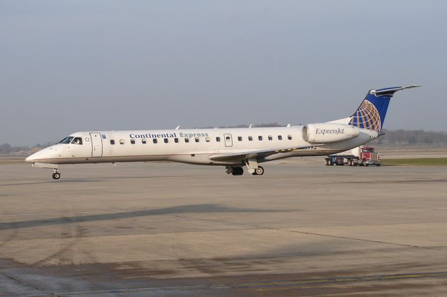 Embraer ERJ-145 (N13992) - You won't be seeing the "Continental Express" titles much longer...