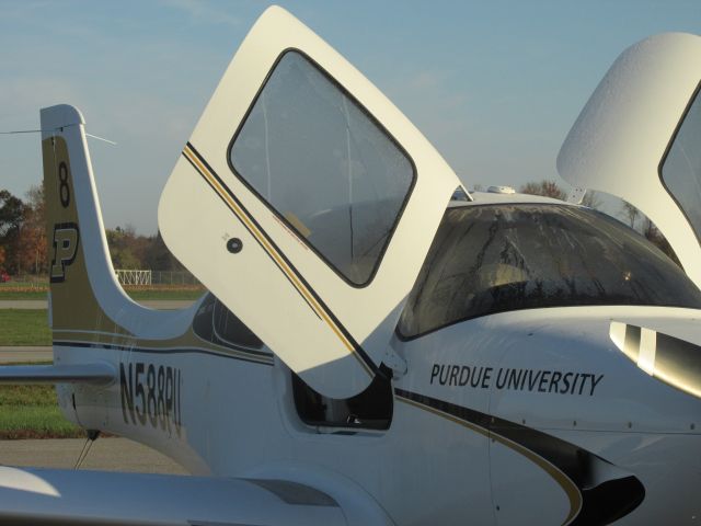 Cirrus SR-20 (N588PU)