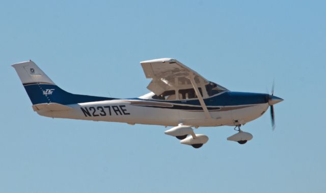 Cessna Skylane (N237RE) - Final at Carson City