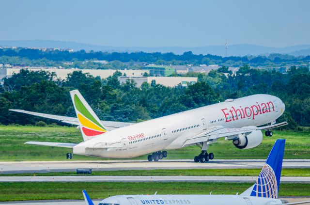BOEING 777-300 (ET-ASK)