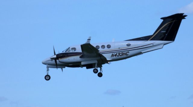 Beechcraft Super King Air 200 (N433HC) - On final is this 2002 Beech Super King Air 200 in the Summer of 2019.