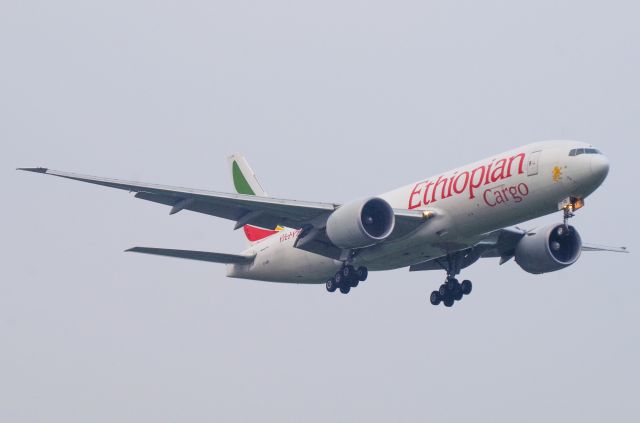 Boeing 777-200 (ET-APU)
