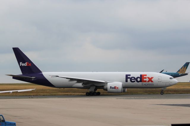 BOEING 777-200LR (N850FD) - FedEx (FX) N850FD B777-FS2 [cn37721]br /Paris Charles de Gaulle (CDG). FedEx flight FX3 taxis for departure to Munich Franz Josef Strauß (MUC) from an overcast Paris. In the background Vietnam Airlines (VN) flight VN18 departs to Hanoi (HAN) operated by VN-A895 A350-941 [cn173].br / br /Taken from Terminal 1 arrivals level.br /2018 08 09br /a rel=nofollow href=http://alphayankee.smugmug.com/Airlines-and-Airliners-Portfolio/Airlines/AmericasAirlines/FedEx-FXhttps://alphayankee.smugmug.com/Airlines-and-Airliners-Portfolio/Airlines/AmericasAirlines/FedEx-FX/a