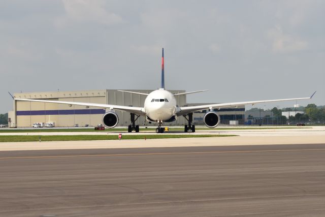 Airbus A330-200 (N861NW) - Taxiing on to the IAB ramp.
