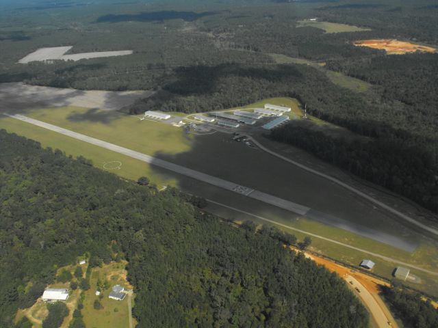 Cessna Skyhawk (N738ZC) - A shot of Quincy Municipal from the air when returning back home from the Thomasville Fly-in 2014.