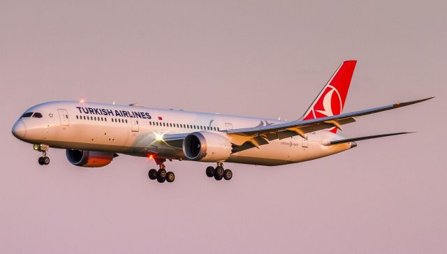 Boeing 787-9 Dreamliner (TC-LLH) - A bit grainy but the slow shutter almost always nets you a beacon!Here the Turkish Dreamer-9 on approach to runway 06L