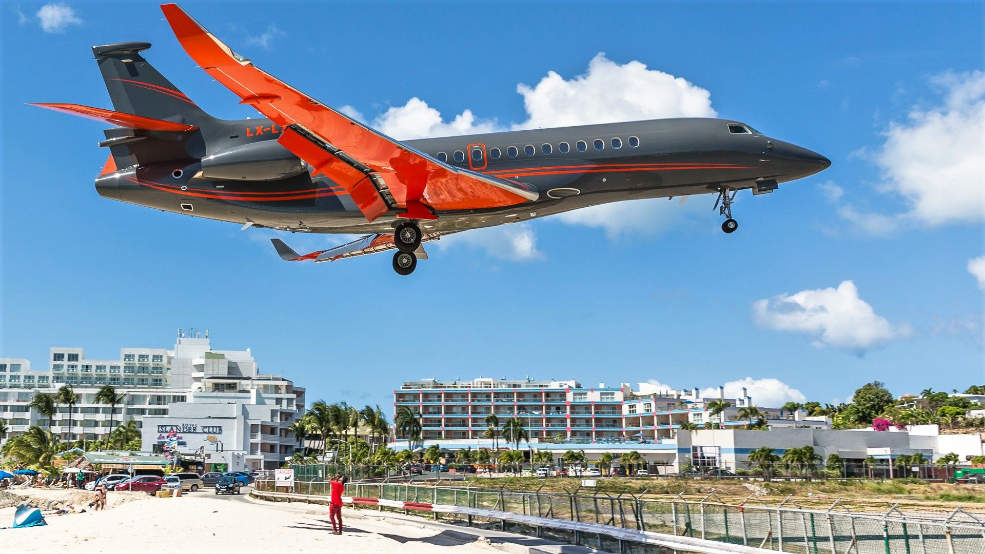 Dassault Falcon 8X (LX-LXL) - Falcon 8Xmaking her pass over the beach!