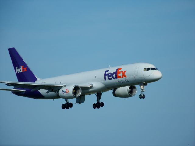 Boeing 757-200 (N060FD) - SHORT FINAL LANDING GEAR DOOR FAILURE. ALSO look at the engine cones, one is GOLD and the other is SILVER!!! Rating is important to me so if you would rate my pictures, that would be great!