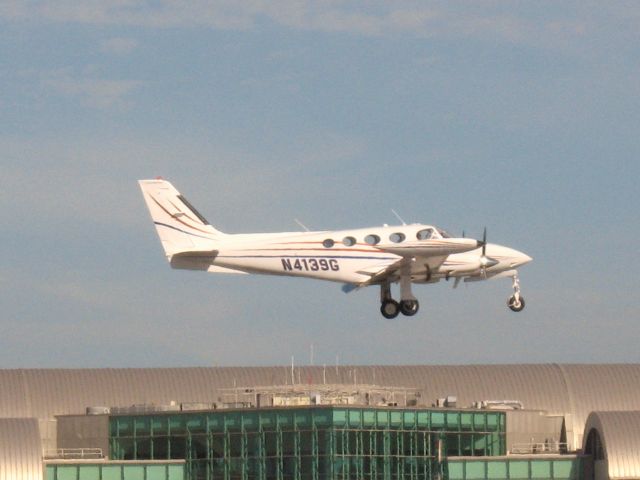 Cessna 340 (N4139G) - Landing on RWY 19R