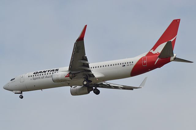 Boeing 737-800 (VH-VYI) - Qantas 737-800 (Bathurst Island) arriving runway 21.