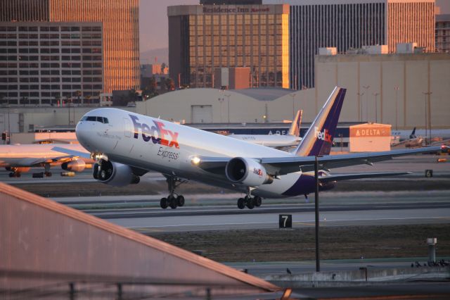 BOEING 767-300 (N146FE)