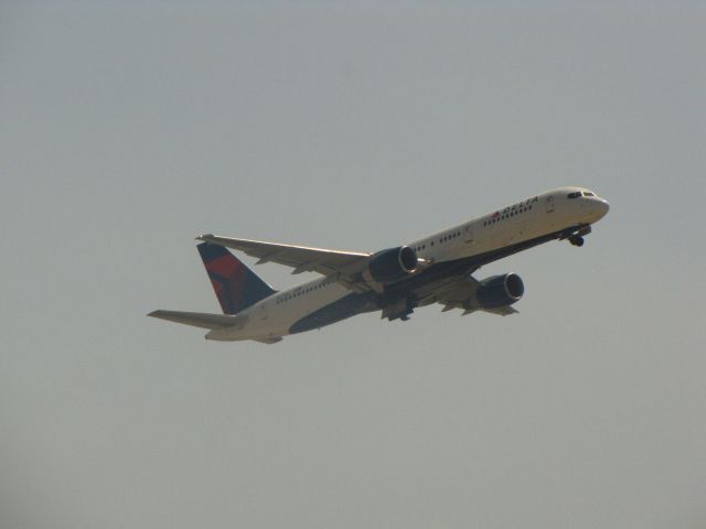 Boeing 757-200 (N672DL)