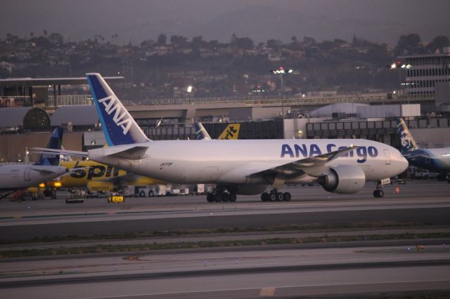 BOEING 777-200LR (JA772F)