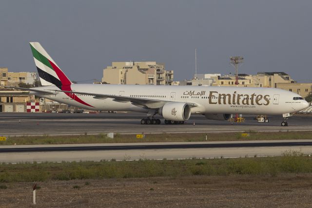 BOEING 777-300 —