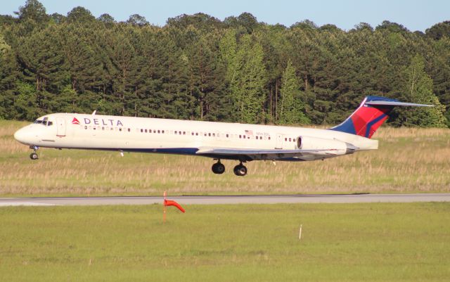 McDonnell Douglas MD-88 (N963DL)