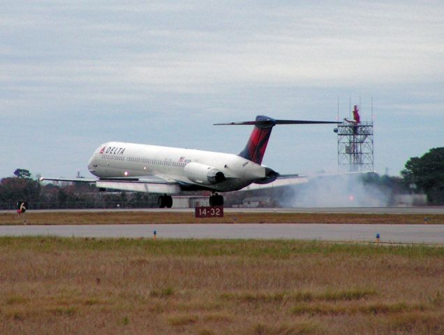 McDonnell Douglas MD-88 (N965DL)