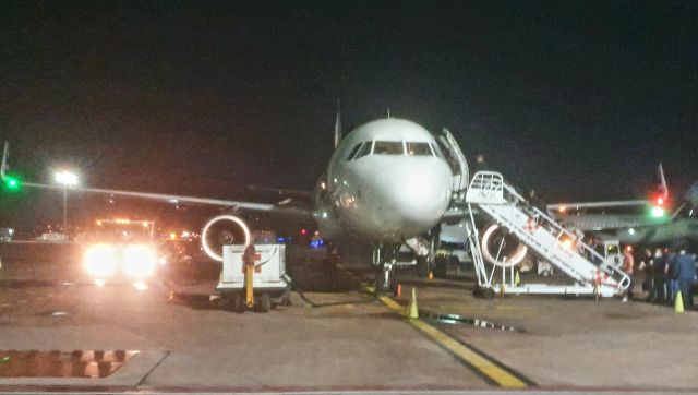 Airbus A320 (N526VL) - Boarding at Guadalajara, México airport.