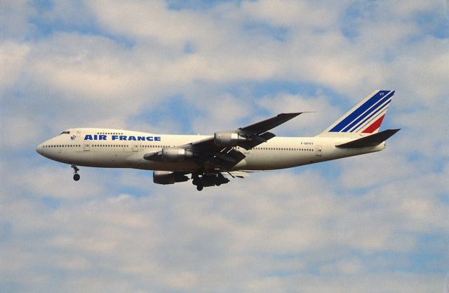 Boeing 747-200 (F-BPVY) - Final Approach to Narita Intl Airport Rwy34 on 1988/12/10