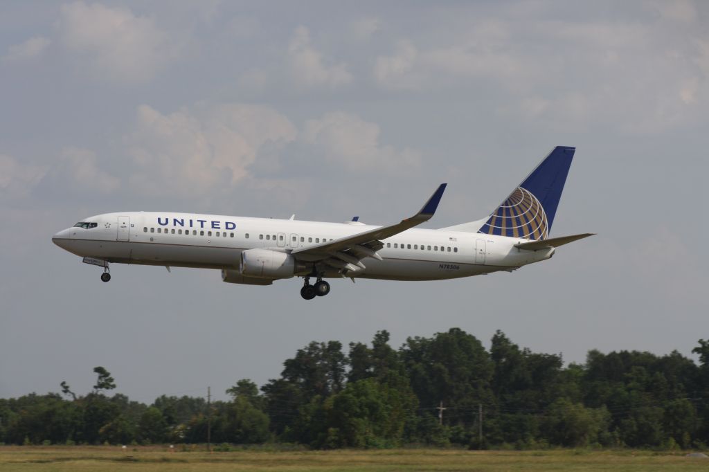 Boeing 737-800 (N78506) - Tulane Universitys charter from KMSY.