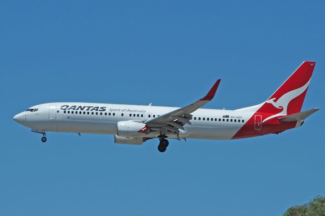 Boeing 737-700 (VH-VZY) - Boeing 737 Qantas VH-VZY final R06 18/02/17