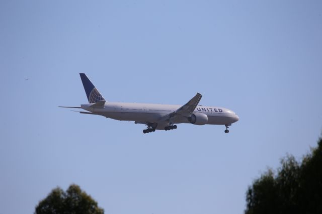 BOEING 777-300ER (N2747U)