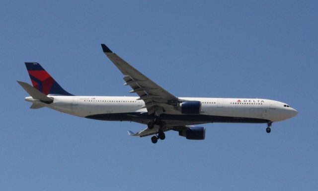 Airbus A330-300 (N806NW)