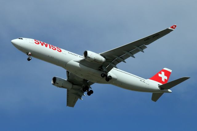 Airbus A330-300 (HB-JHD) - 28-02-2018 flight from Zurich soon to land on runway 30.