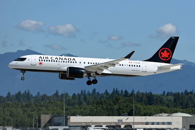 Airbus A220-300 (C-GJYE)