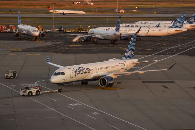 Airbus A220-300 (N3062J)