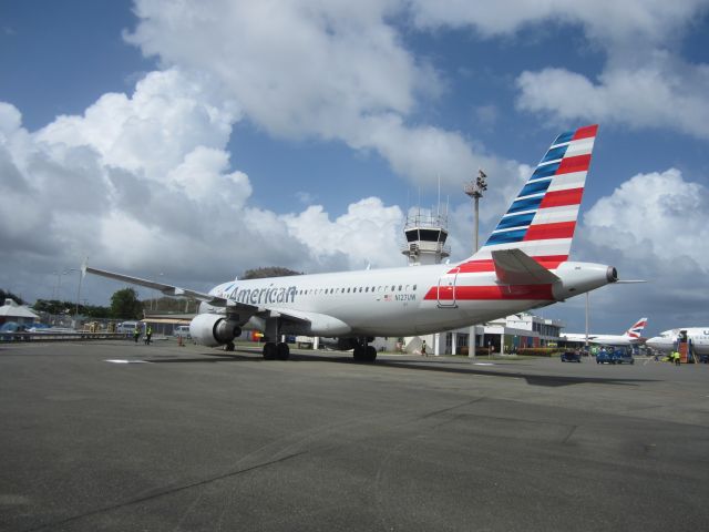 Airbus A320 (N127UW)