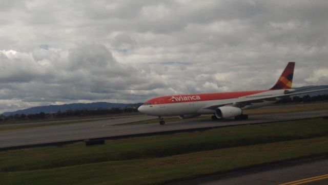 Airbus A330-200 (N975AV) - AVIANCAbr /AIRBUS A330-200br /SKBObr /TAXING TO GATE