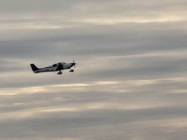 Cirrus SR22 Turbo (N400MH) - Taking off Runway 23