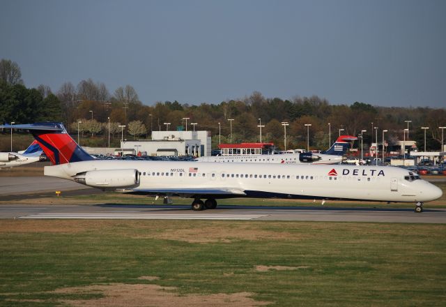 McDonnell Douglas MD-88 (N912DL) - Rolling 18C - 3/18/11