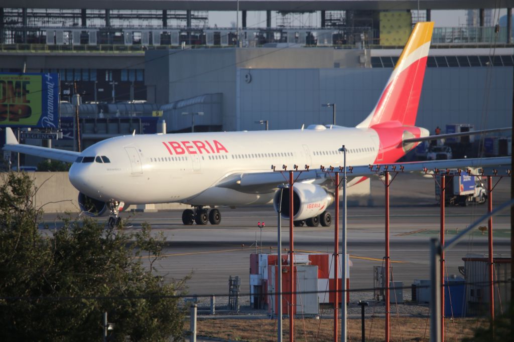 Airbus A330-200 (EC-MLB)