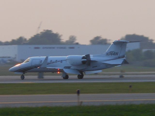 Learjet 31 (N744N)