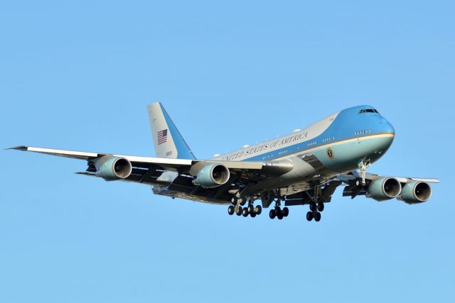 82-8000 — - Air Force 1 carrying President Joe Biden arriving on 22L 