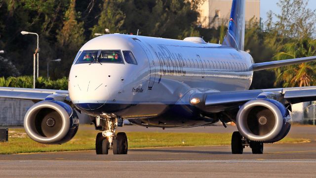 Embraer ERJ-190 (N337JB) - Imminent take-off. View from Maho Beach.