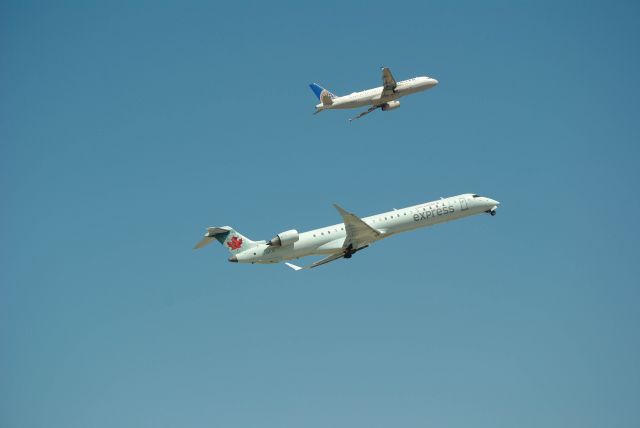 Canadair Regional Jet CRJ-700 (C-GFJZ) - 3/21/2016: Air Canada Express 2005 Bombardier Inc CL-600-2D15 (C-GFJZ) speed up on Runway 15R to the United 2001 Airbus A320-232 (N481UA) departing on Runway 33L for this quick dual departure. The A320 was already up in the air, and the Air Canada CRJ sped down Runway 15R at KIAH. 