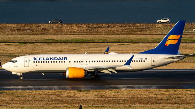 Boeing 737 MAX 8 (TF-ICN) - TF-ICN slowing down at KPDX as FI665. It is also the first Icelandair max to show up here.