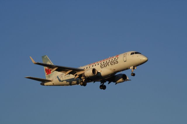 Embraer 170/175 (C-FEKI) - Arriving from KLGA on runway 24R