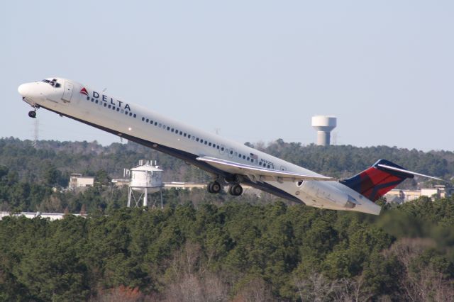 McDonnell Douglas MD-88 (N997DL) - N997DL taking off runway 23R