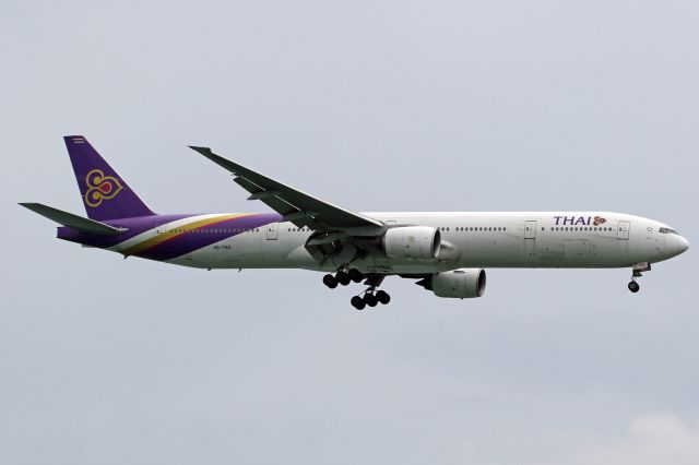 BOEING 777-300 (HS-TKE)